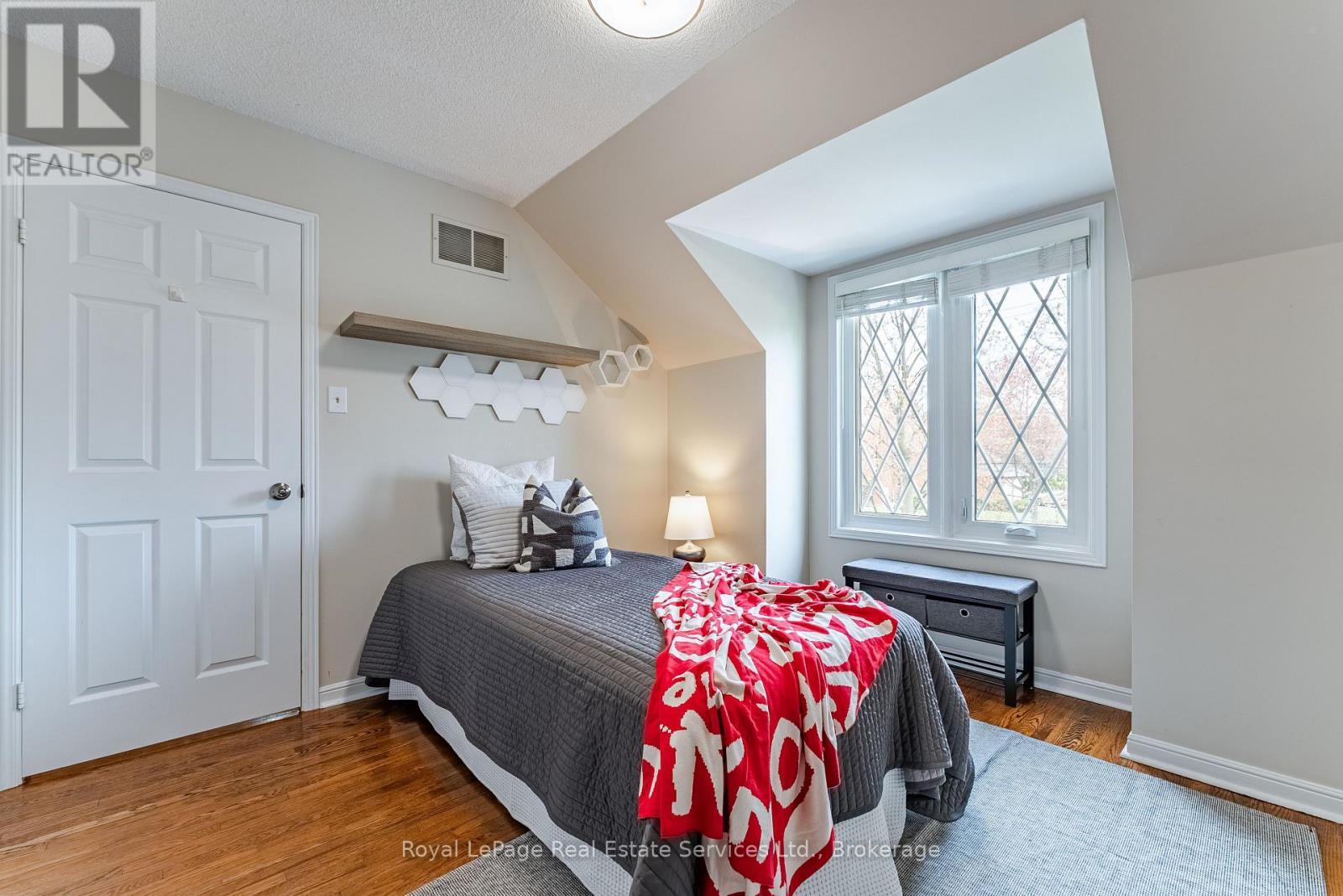 












2082 MISSISSAUGA ROAD

,
Mississauga (Sheridan),




Ontario
L5H2K6

