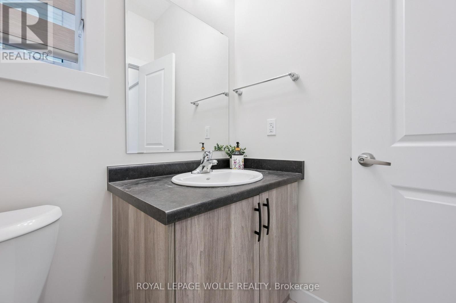 












40 MOON CRESCENT

,
Cambridge,




Ontario
N1S0C4

