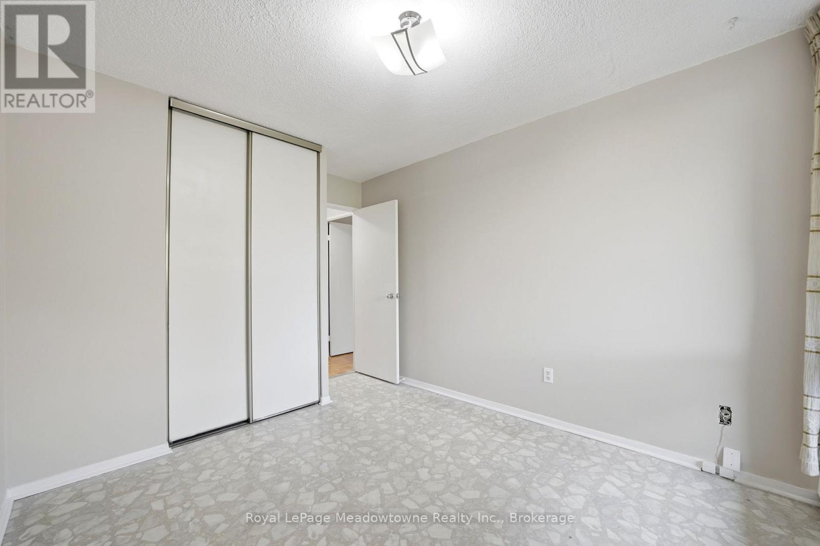 












215 - 2929 AQUITAINE AVENUE

,
Mississauga (Meadowvale),




Ontario
L5N2C7

