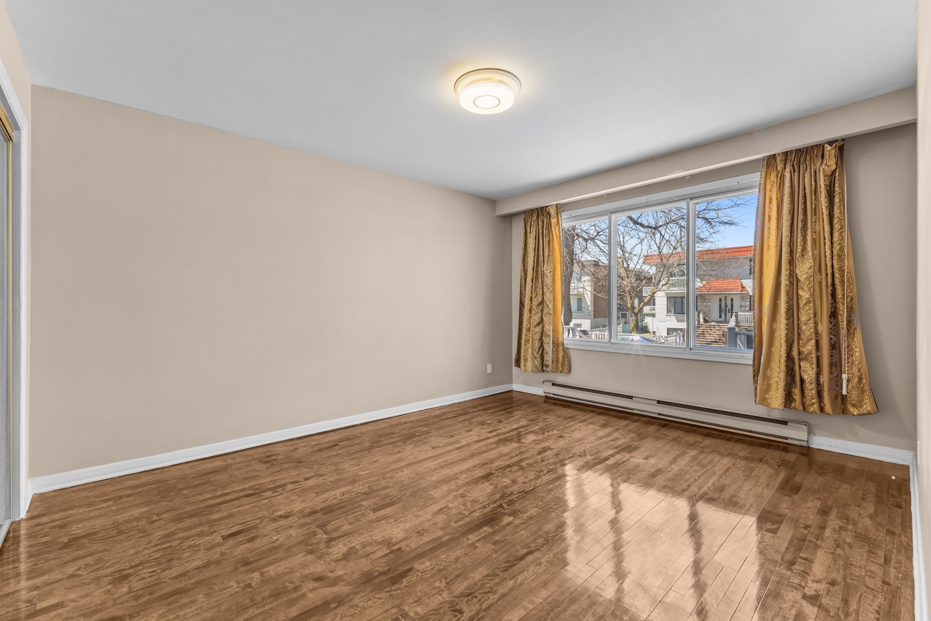 









6220

 - 6222A


Rue de Lachenaie

,
Montréal (Saint-Léonard),




QC
H1S1P3

