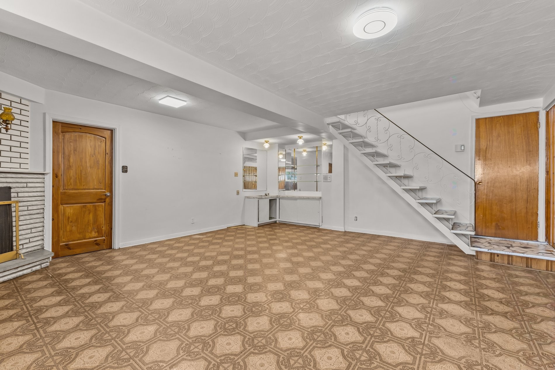









6220

 - 6222A


Rue de Lachenaie

,
Montréal (Saint-Léonard),




QC
H1S1P3

