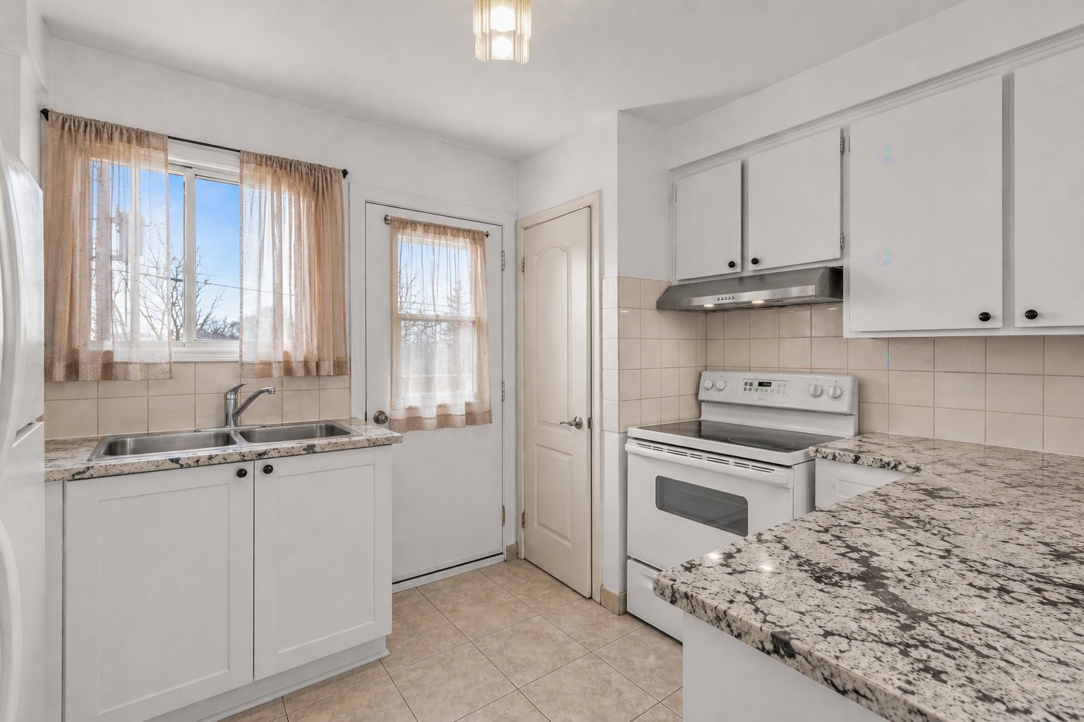 









6220

 - 6222A


Rue de Lachenaie

,
Montréal (Saint-Léonard),




QC
H1S1P3

