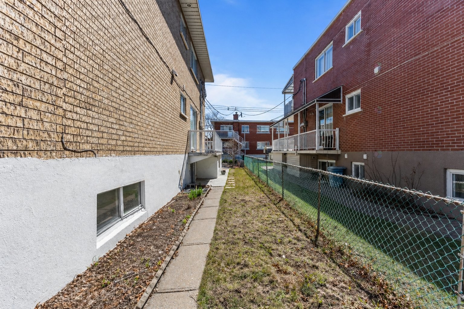 









6220

 - 6222A


Rue de Lachenaie

,
Montréal (Saint-Léonard),




QC
H1S1P3


