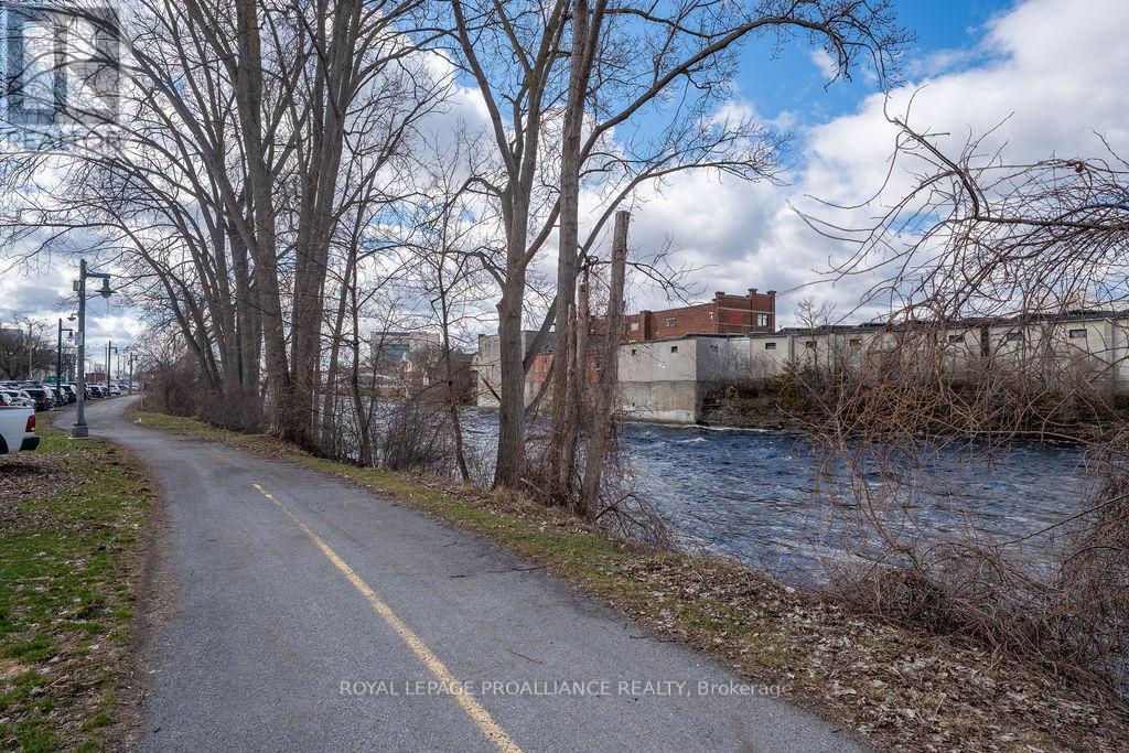 












806 - 344 FRONT ST STREET

,
Belleville (Belleville Ward),




Ontario
K8N5M4

