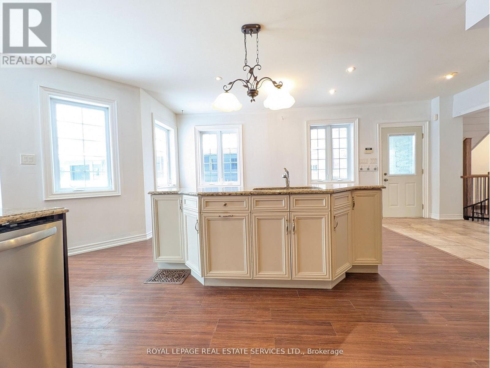 












20 HOLGATE STREET

,
Barrie,




Ontario
L4N2T5

