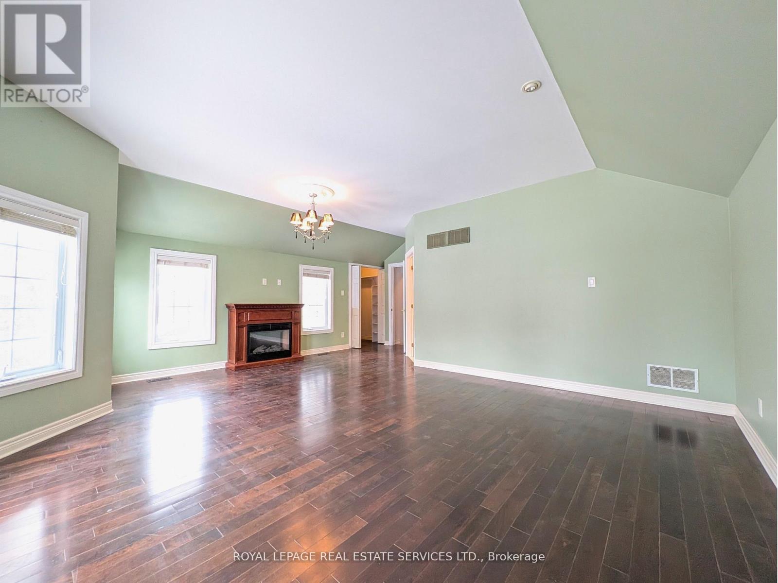 












20 HOLGATE STREET

,
Barrie,




Ontario
L4N2T5

