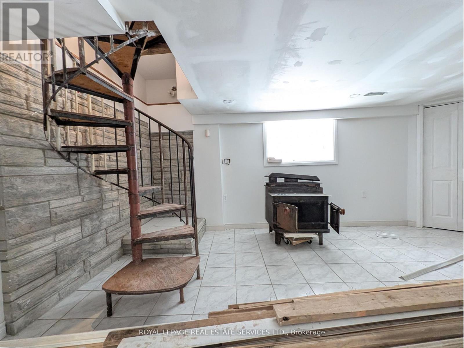 












20 HOLGATE STREET

,
Barrie,




Ontario
L4N2T5

