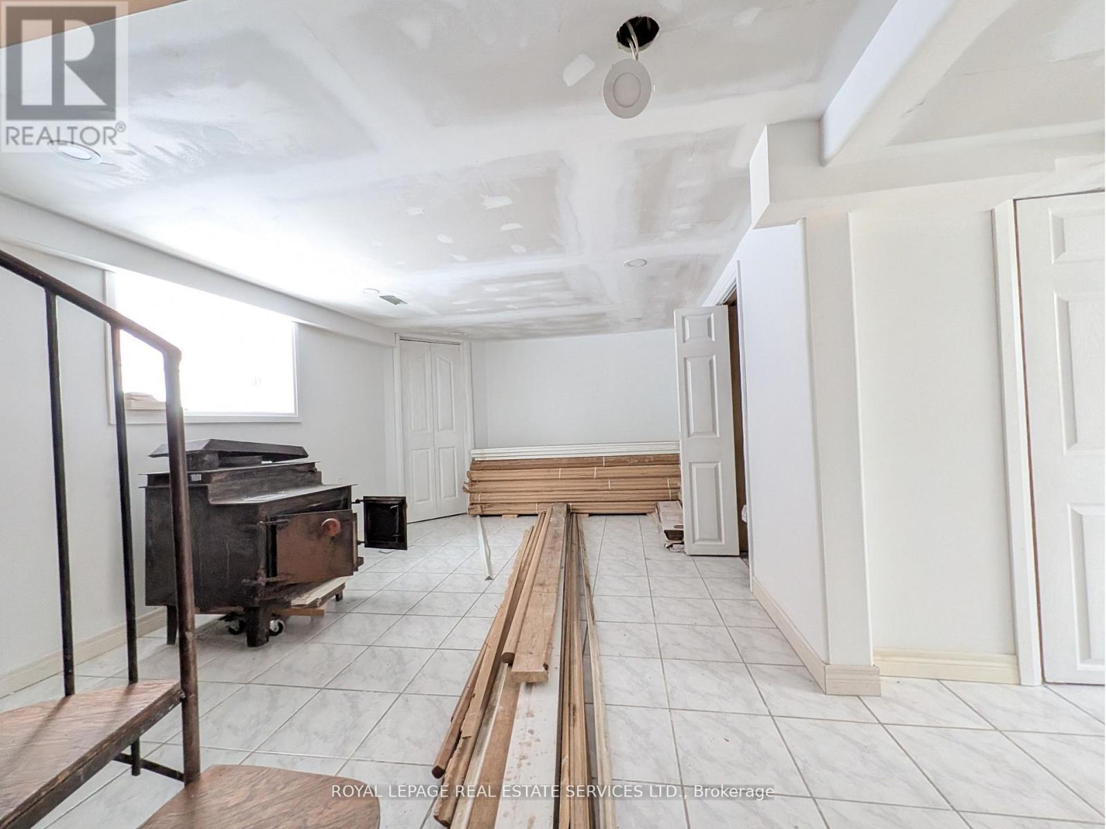 












20 HOLGATE STREET

,
Barrie,




Ontario
L4N2T5

