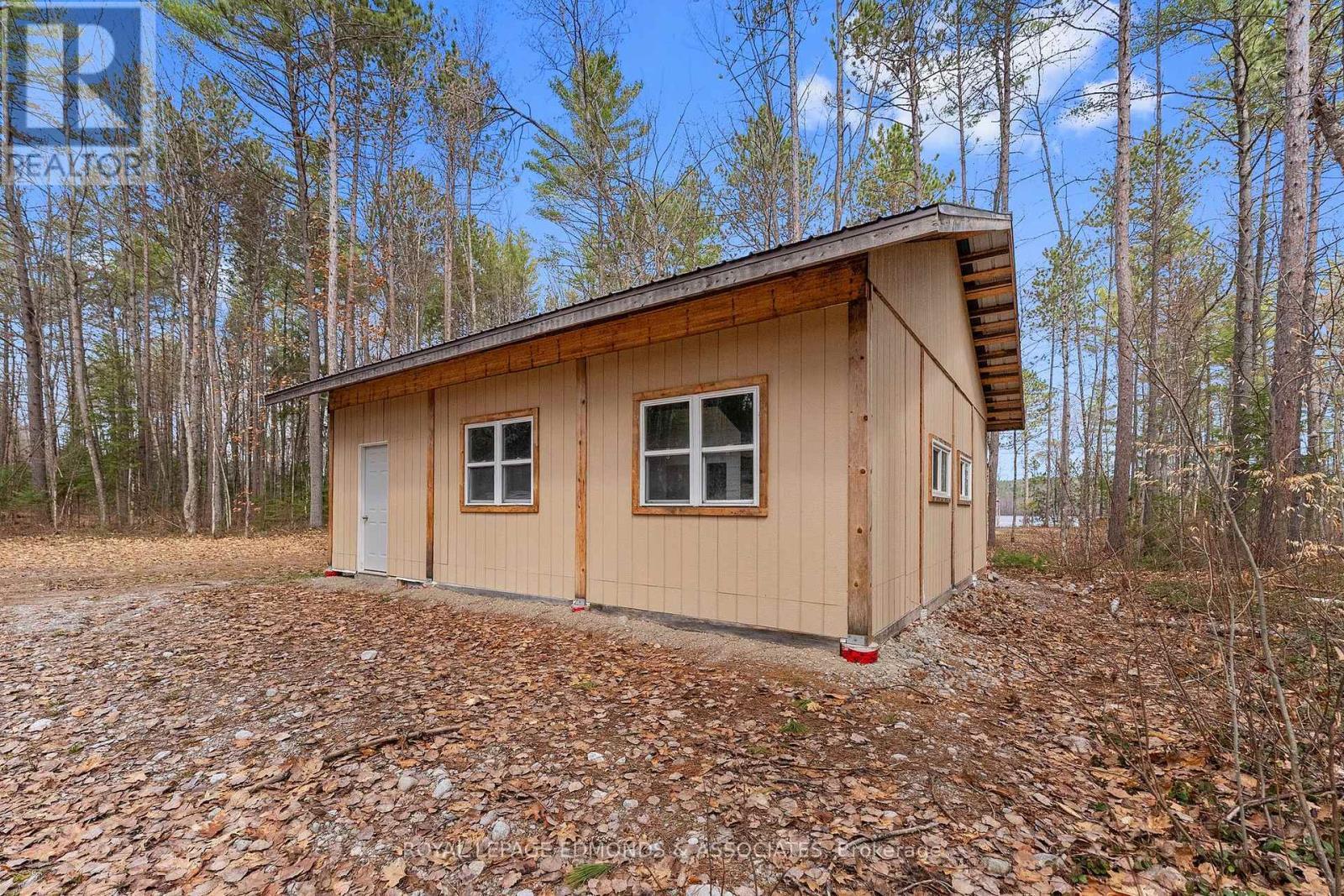 












290 HENNESSY TRAIL

,
Whitewater Region,







Ontario
K0J2L0


