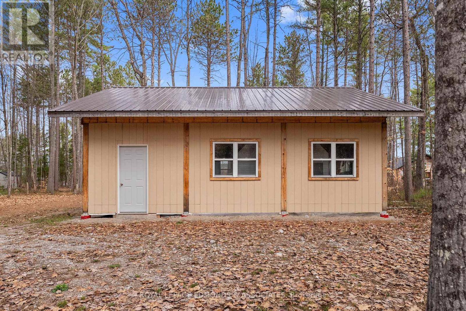 












290 HENNESSY TRAIL

,
Whitewater Region,







Ontario
K0J2L0

