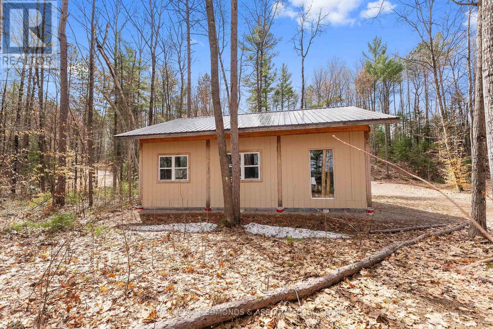 












290 HENNESSY TRAIL

,
Whitewater Region,







Ontario
K0J2L0

