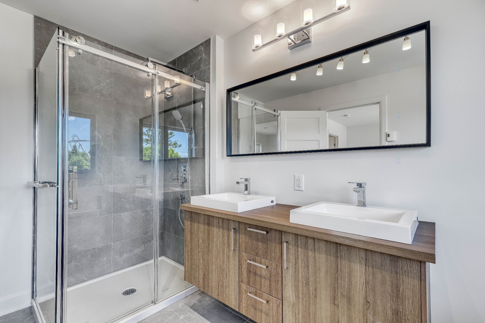









4199


Rue Quevillon

,
Longueuil (Saint-Hubert),




QC
J3Y2T9

