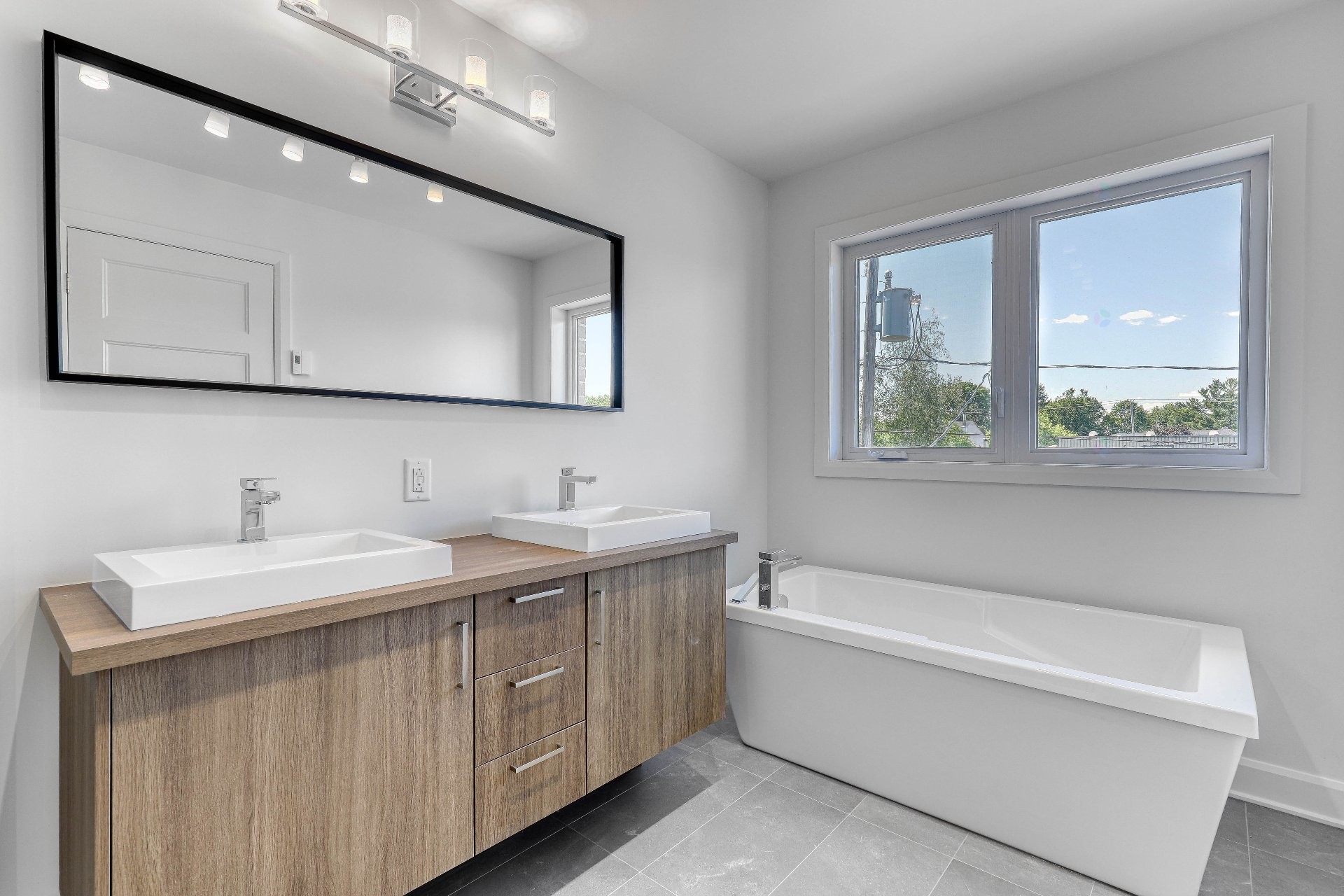 









4199


Rue Quevillon

,
Longueuil (Saint-Hubert),




QC
J3Y2T9

