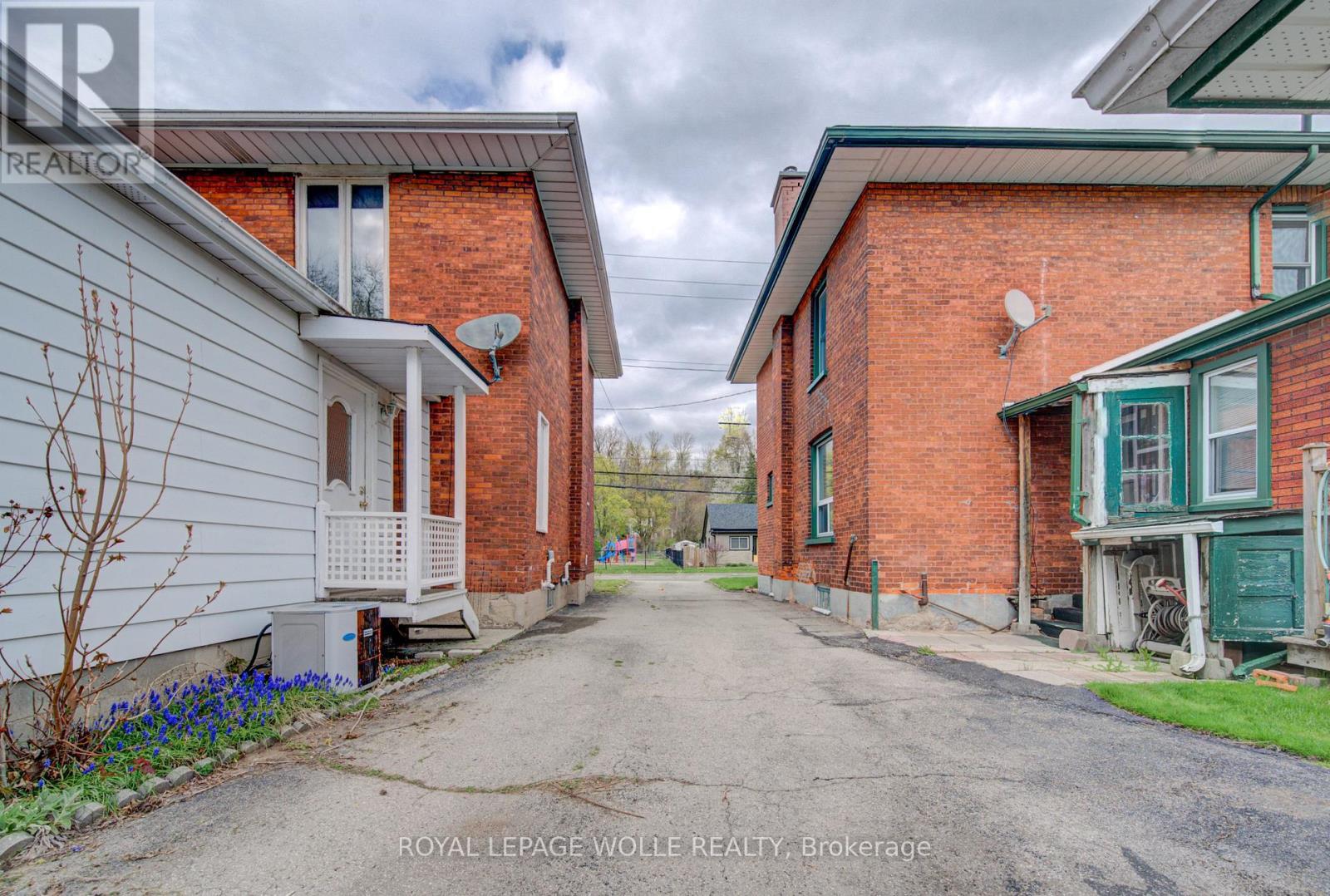












28 WILLOW STREET

,
Brant,




Ontario
N3L2K6


