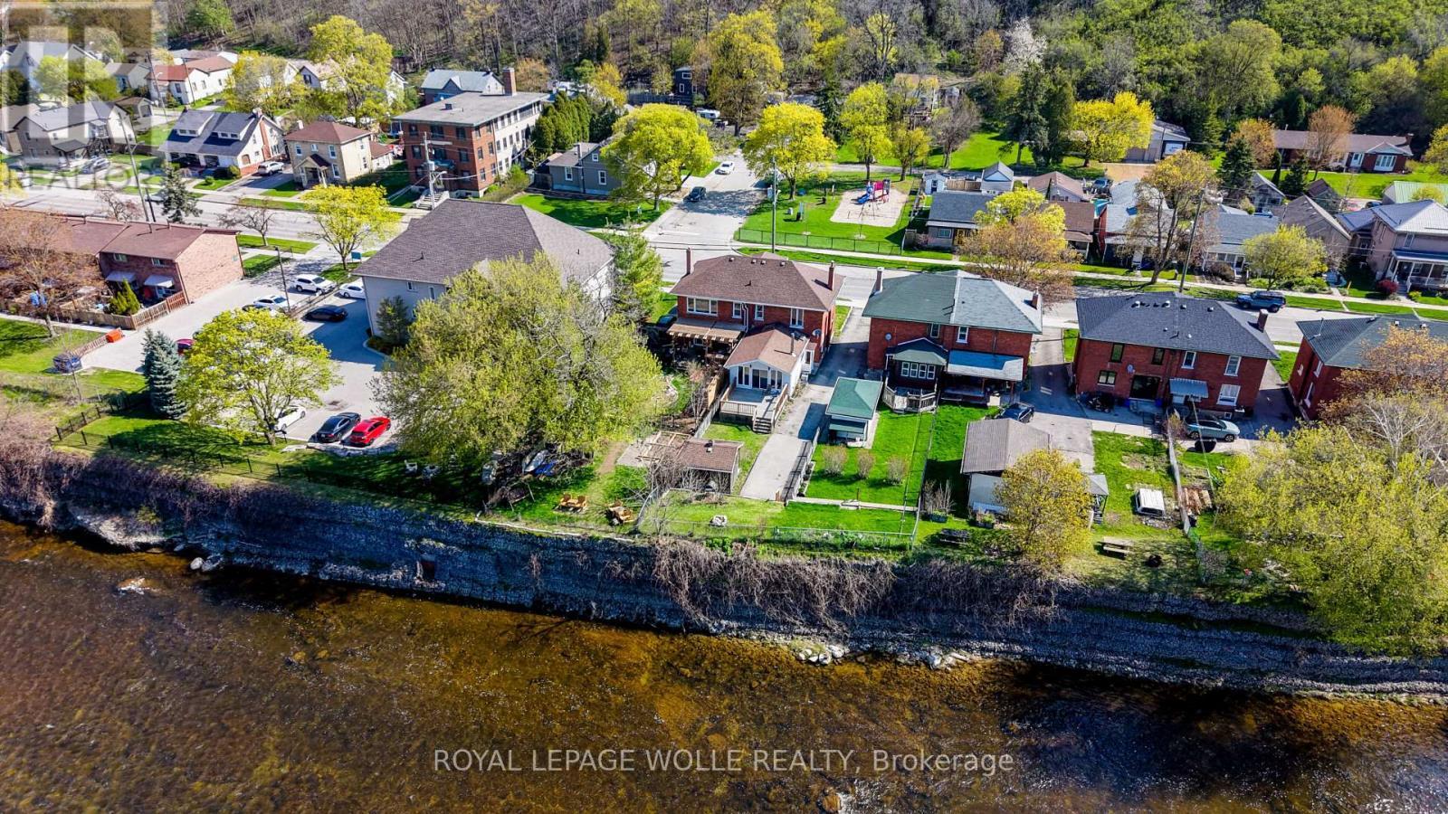 












28 WILLOW STREET

,
Brant,




Ontario
N3L2K6

