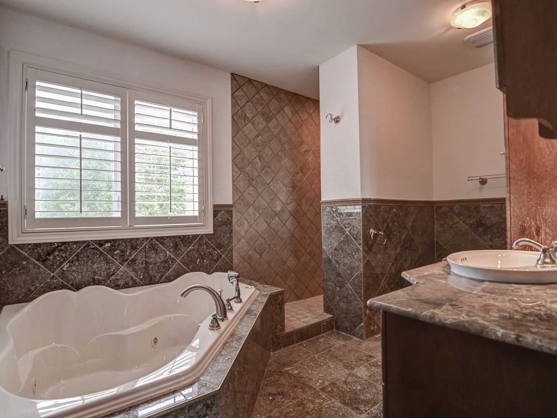 









3560


Rue de Loreto

,
Brossard,




QC
J4Y3J7

