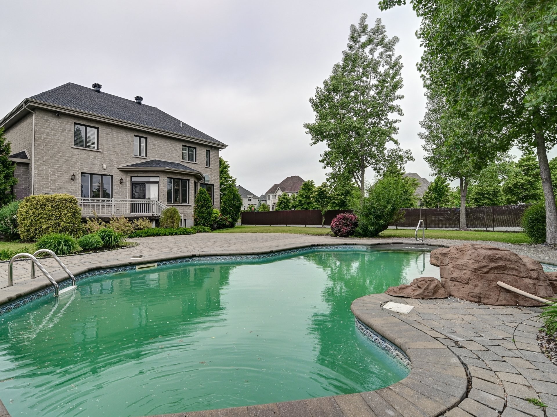 









3560


Rue de Loreto

,
Brossard,




QC
J4Y3J7

