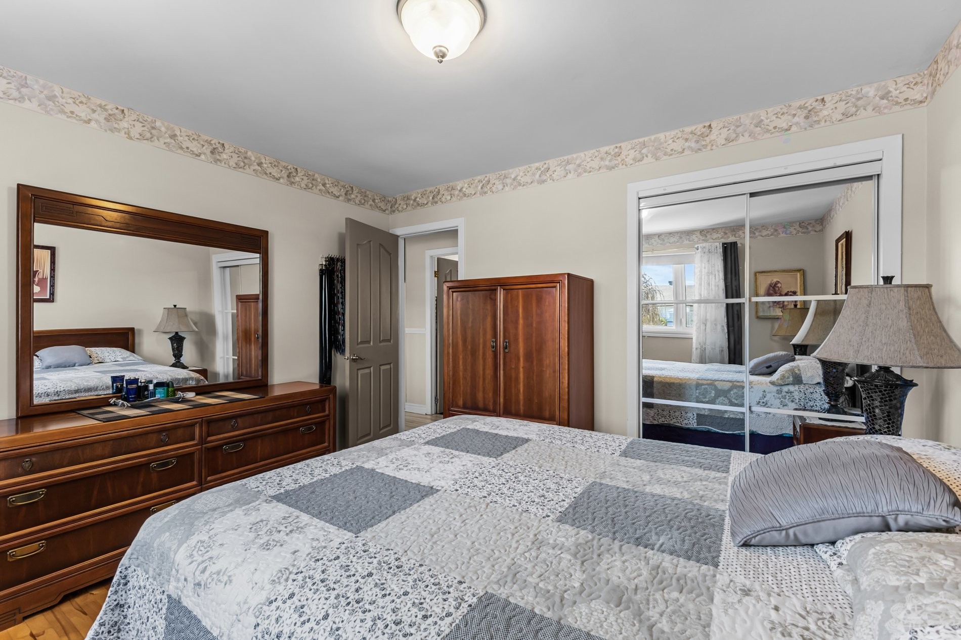 









467


Rue Flavien

,
Laval (Fabreville),




QC
H7P3A3

