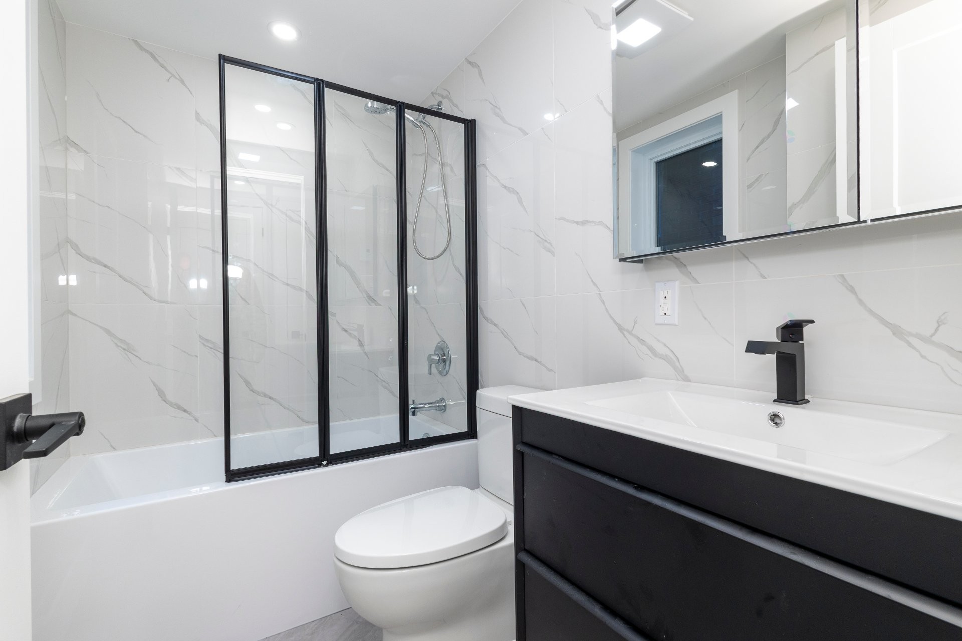 









2108


Rue Atateken

,
Montréal (Ville-Marie),




QC
H2L3L8

