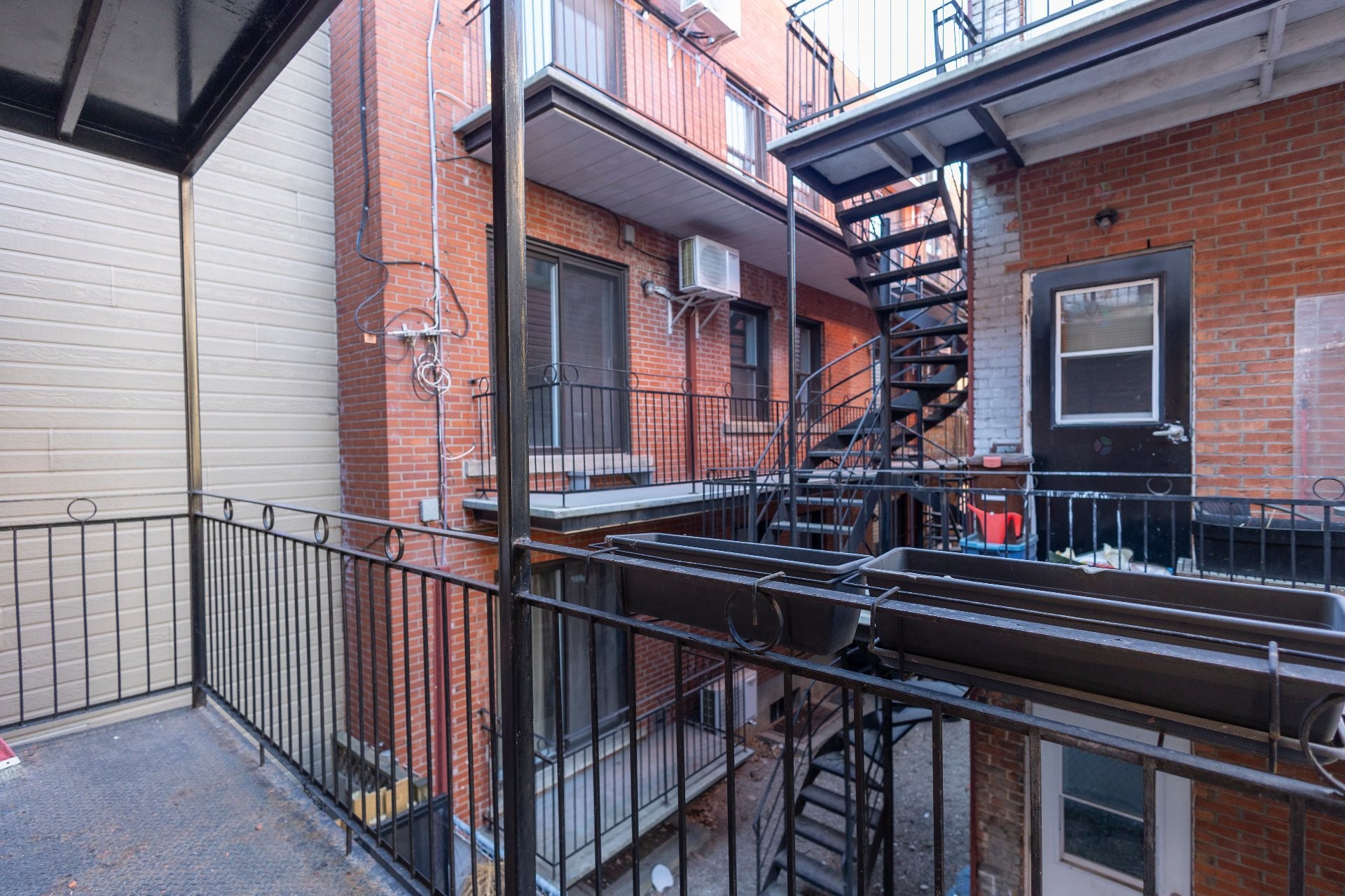 









2108


Rue Atateken

,
Montréal (Ville-Marie),




QC
H2L3L8

