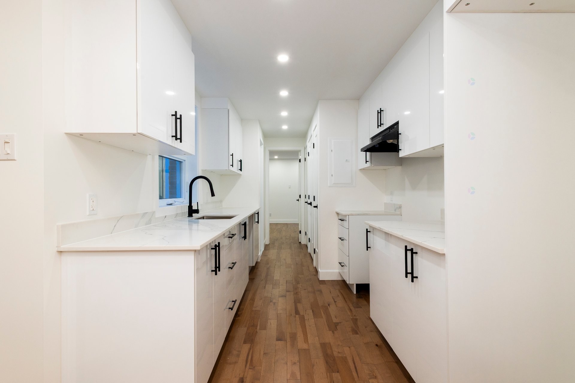 









2108


Rue Atateken

,
Montréal (Ville-Marie),




QC
H2L3L8

