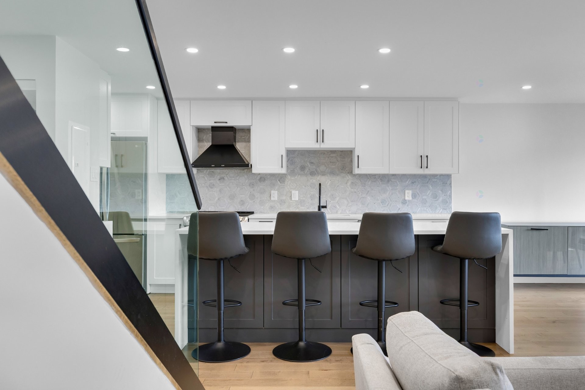 









5790


Av. Rembrandt

, PH4,
Côte-Saint-Luc,




QC
H4W2V2

