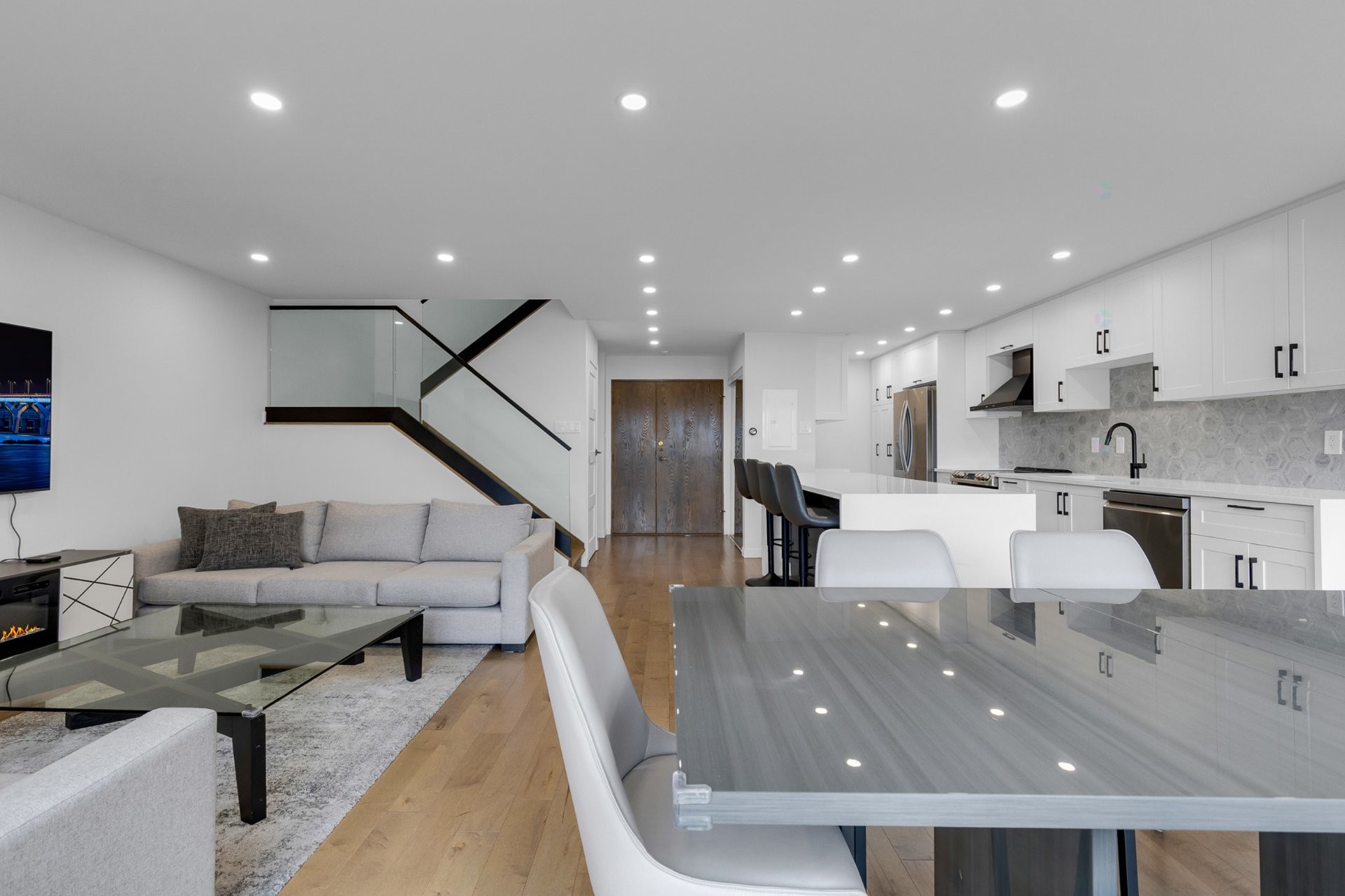 









5790


Av. Rembrandt

, PH4,
Côte-Saint-Luc,




QC
H4W2V2

