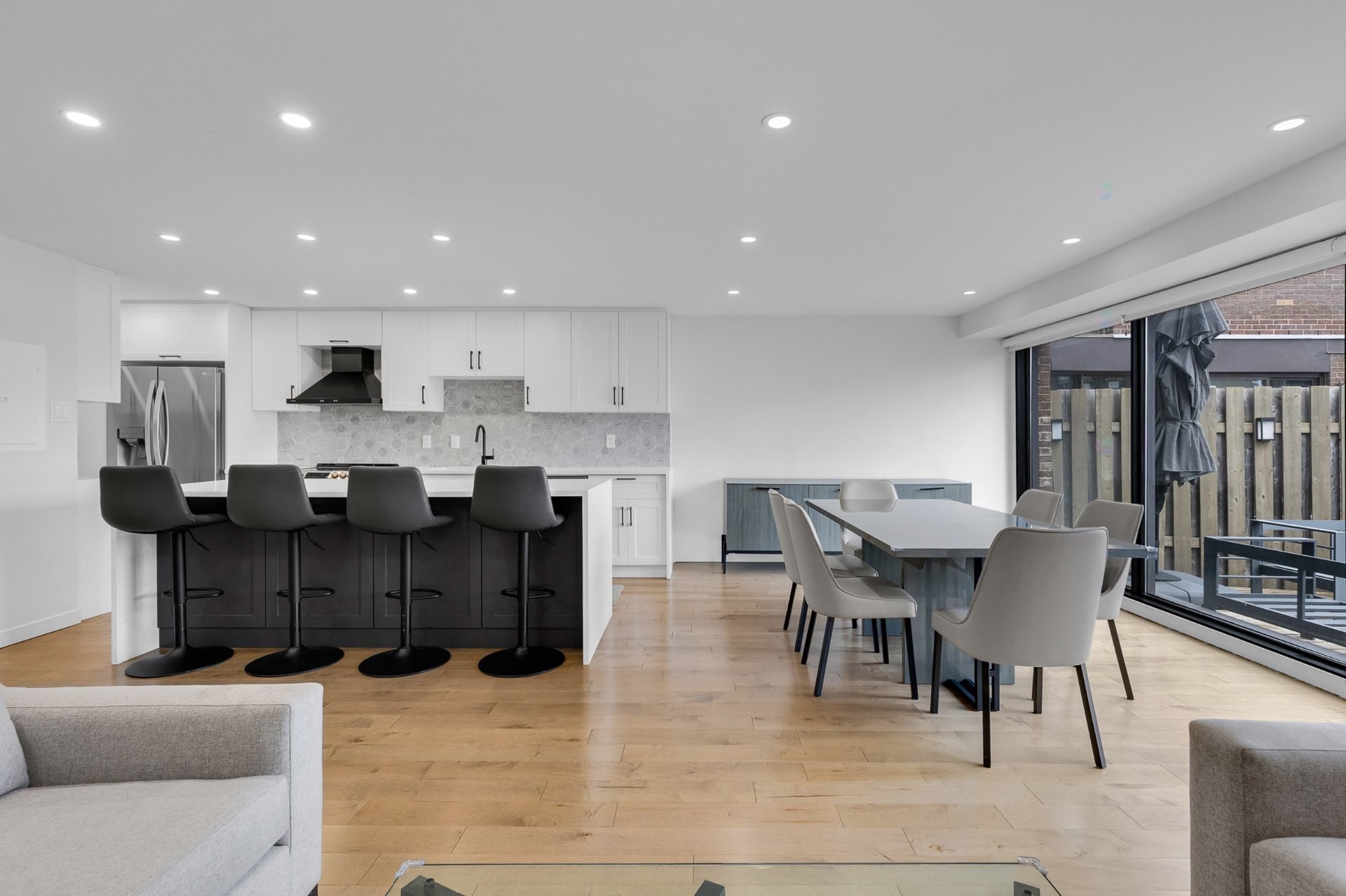 









5790


Av. Rembrandt

, PH4,
Côte-Saint-Luc,




QC
H4W2V2

