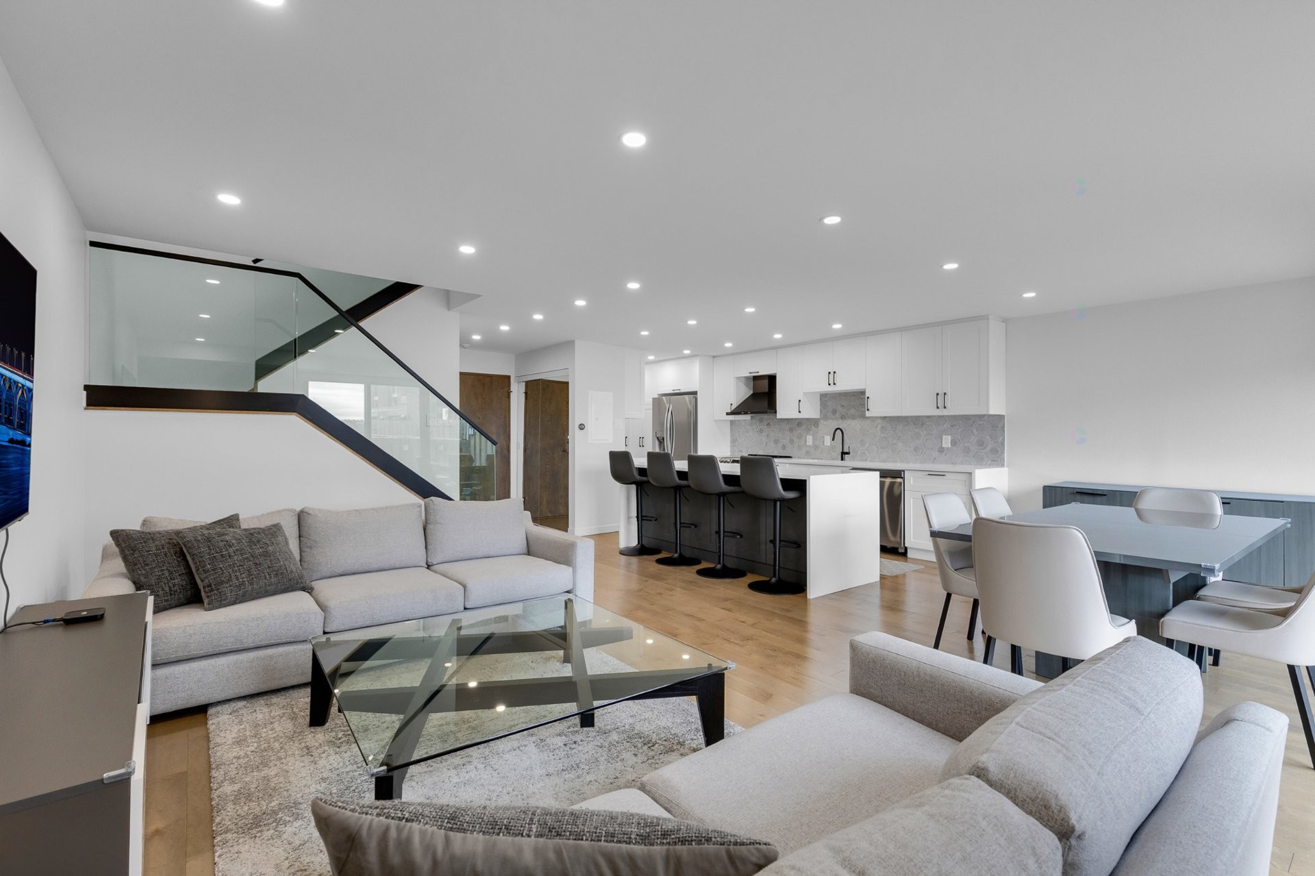 









5790


Av. Rembrandt

, PH4,
Côte-Saint-Luc,




QC
H4W2V2

