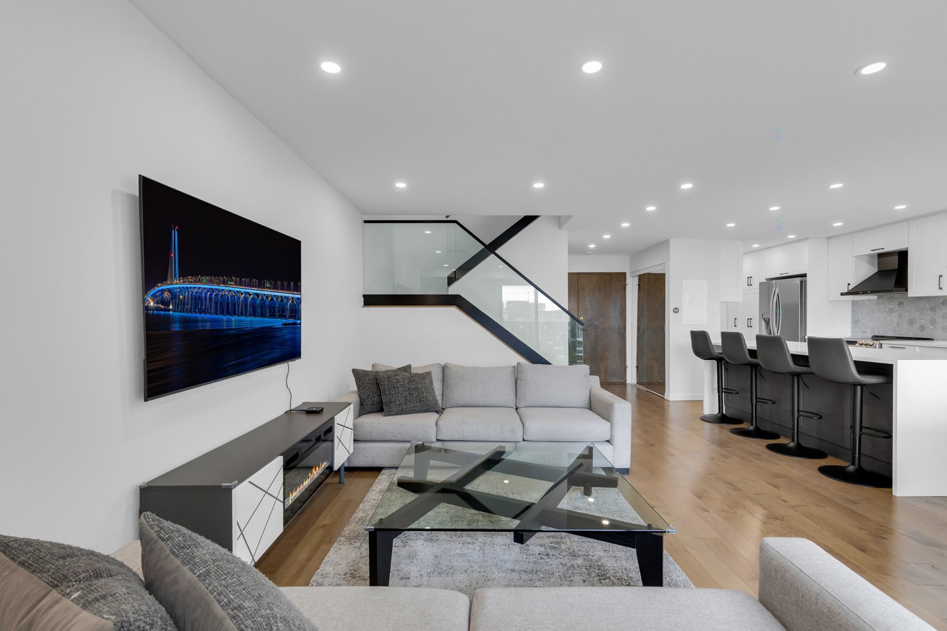 









5790


Av. Rembrandt

, PH4,
Côte-Saint-Luc,




QC
H4W2V2

