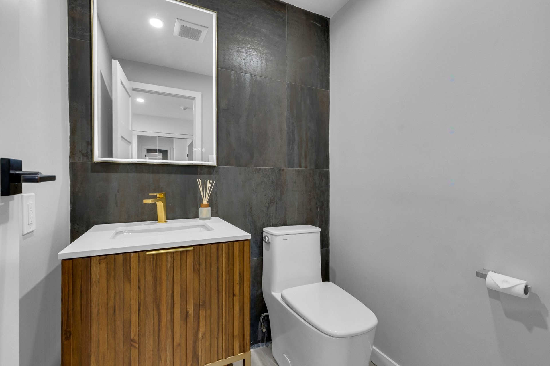 









5790


Av. Rembrandt

, PH4,
Côte-Saint-Luc,




QC
H4W2V2


