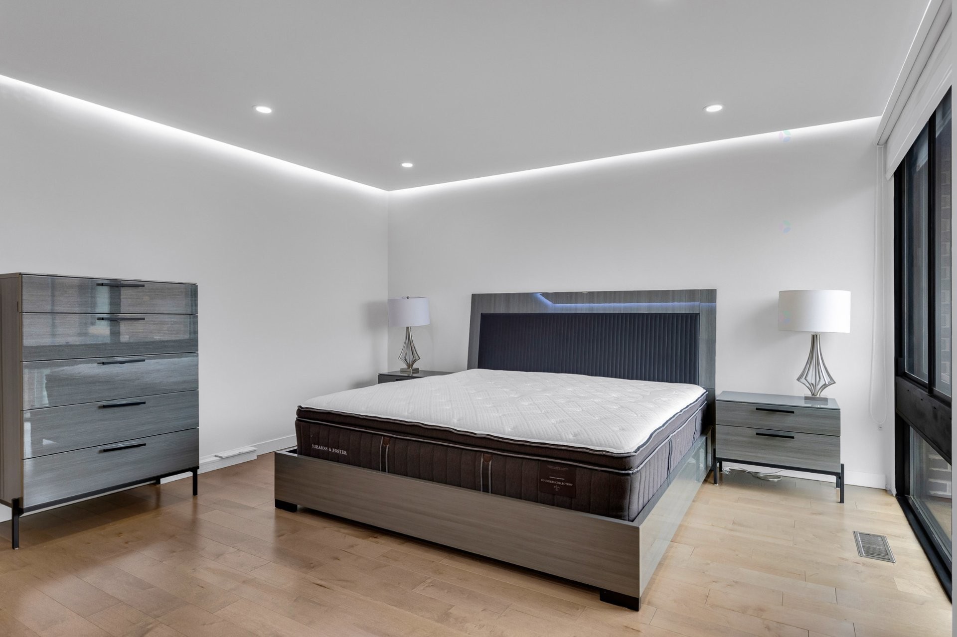 









5790


Av. Rembrandt

, PH4,
Côte-Saint-Luc,




QC
H4W2V2

