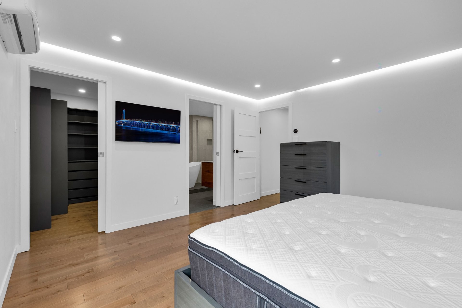 









5790


Av. Rembrandt

, PH4,
Côte-Saint-Luc,




QC
H4W2V2

