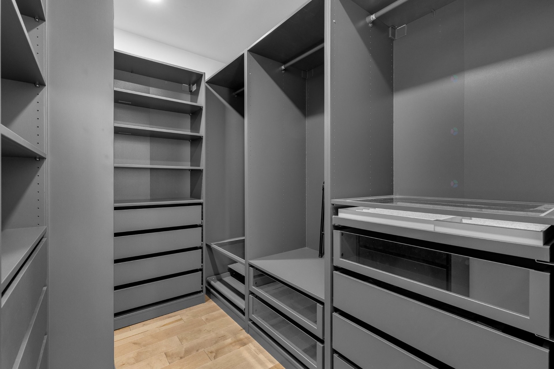









5790


Av. Rembrandt

, PH4,
Côte-Saint-Luc,




QC
H4W2V2

