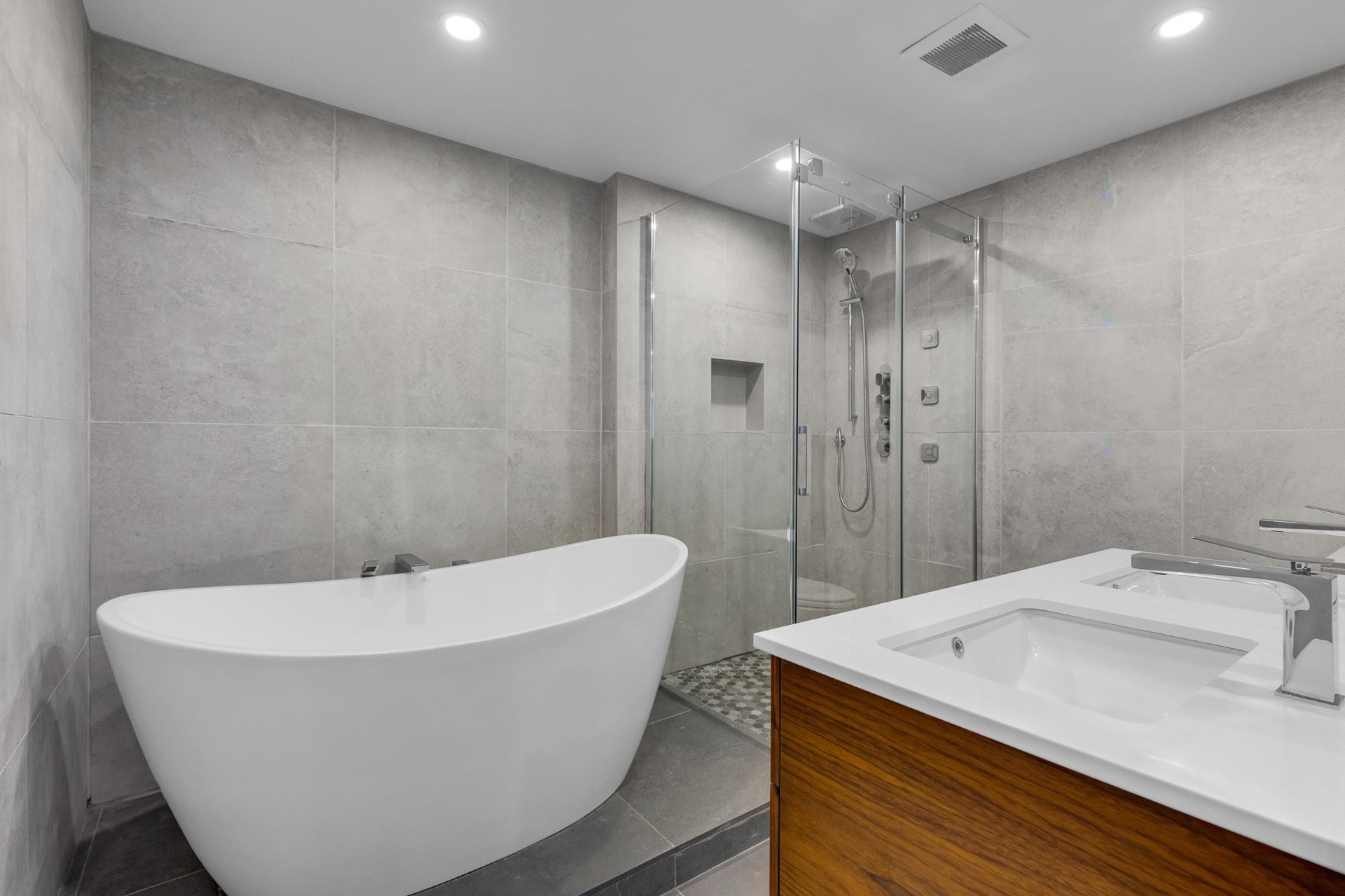 









5790


Av. Rembrandt

, PH4,
Côte-Saint-Luc,




QC
H4W2V2

