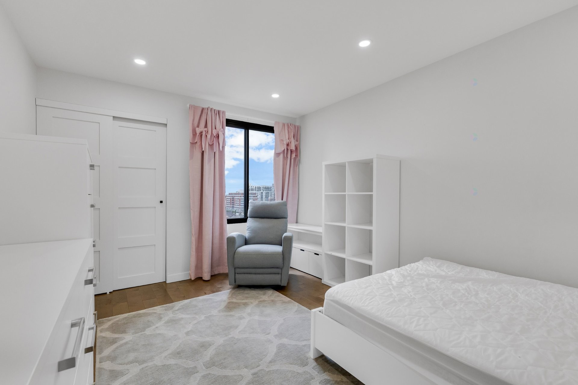 









5790


Av. Rembrandt

, PH4,
Côte-Saint-Luc,




QC
H4W2V2

