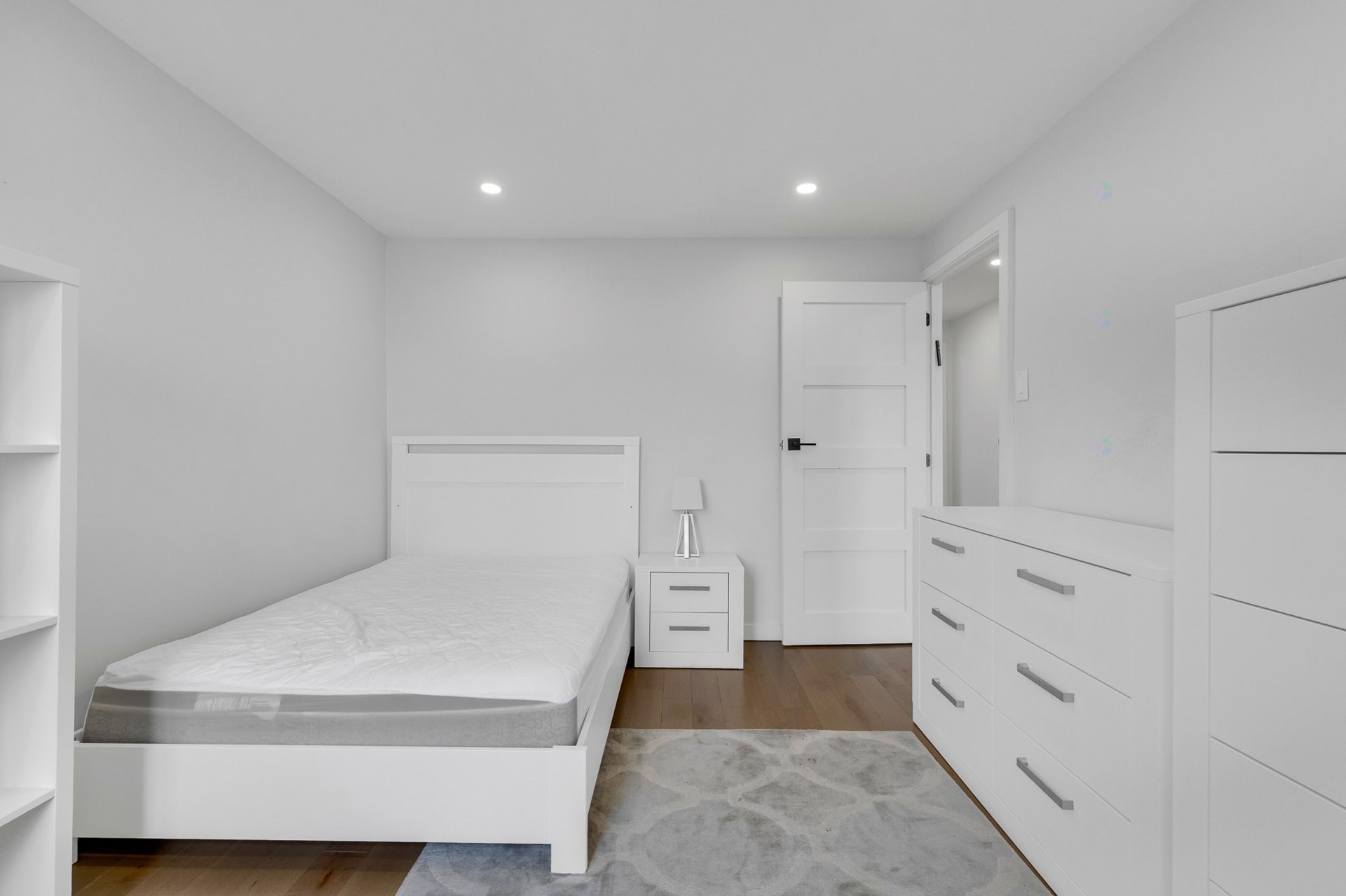 









5790


Av. Rembrandt

, PH4,
Côte-Saint-Luc,




QC
H4W2V2

