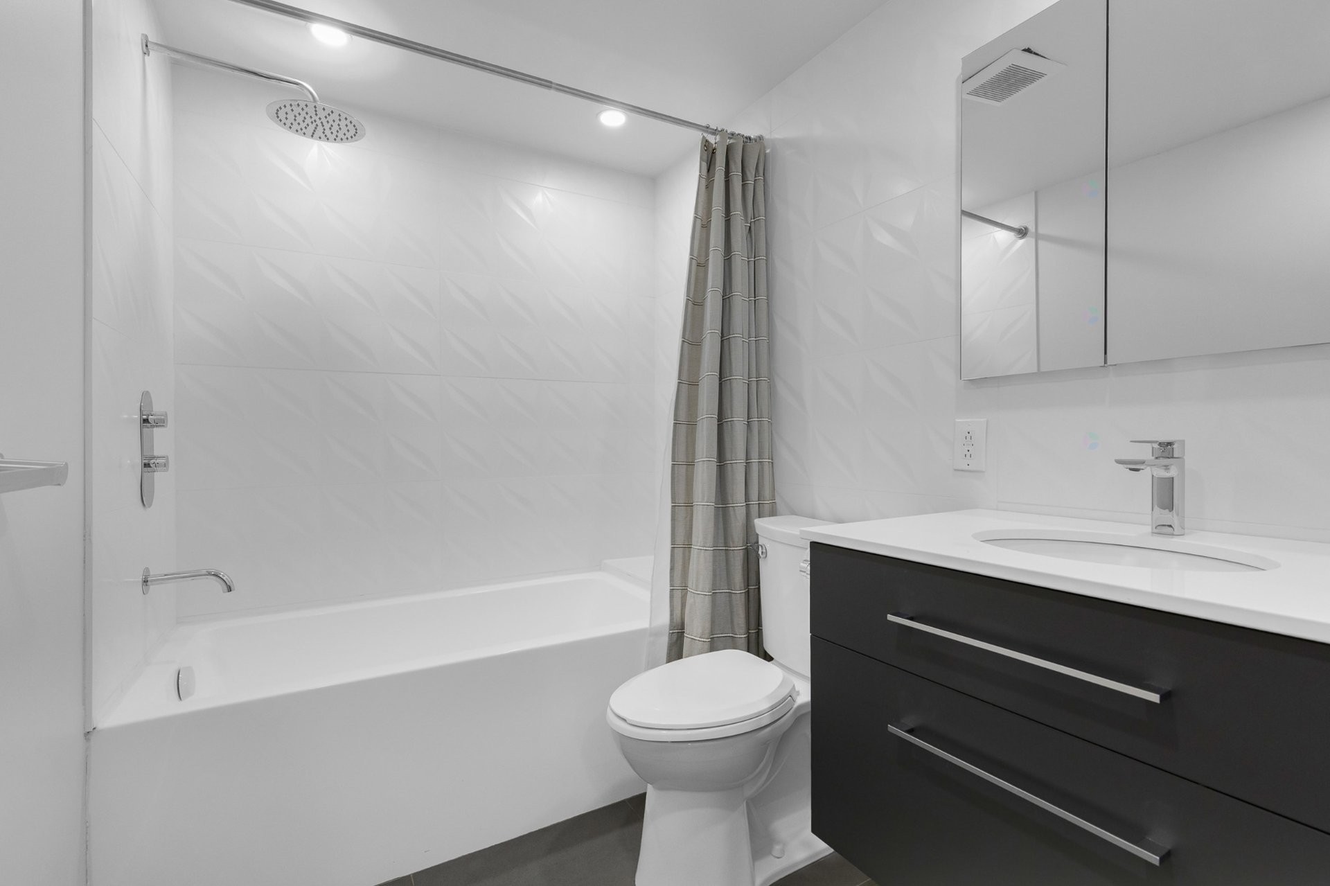 









5790


Av. Rembrandt

, PH4,
Côte-Saint-Luc,




QC
H4W2V2

