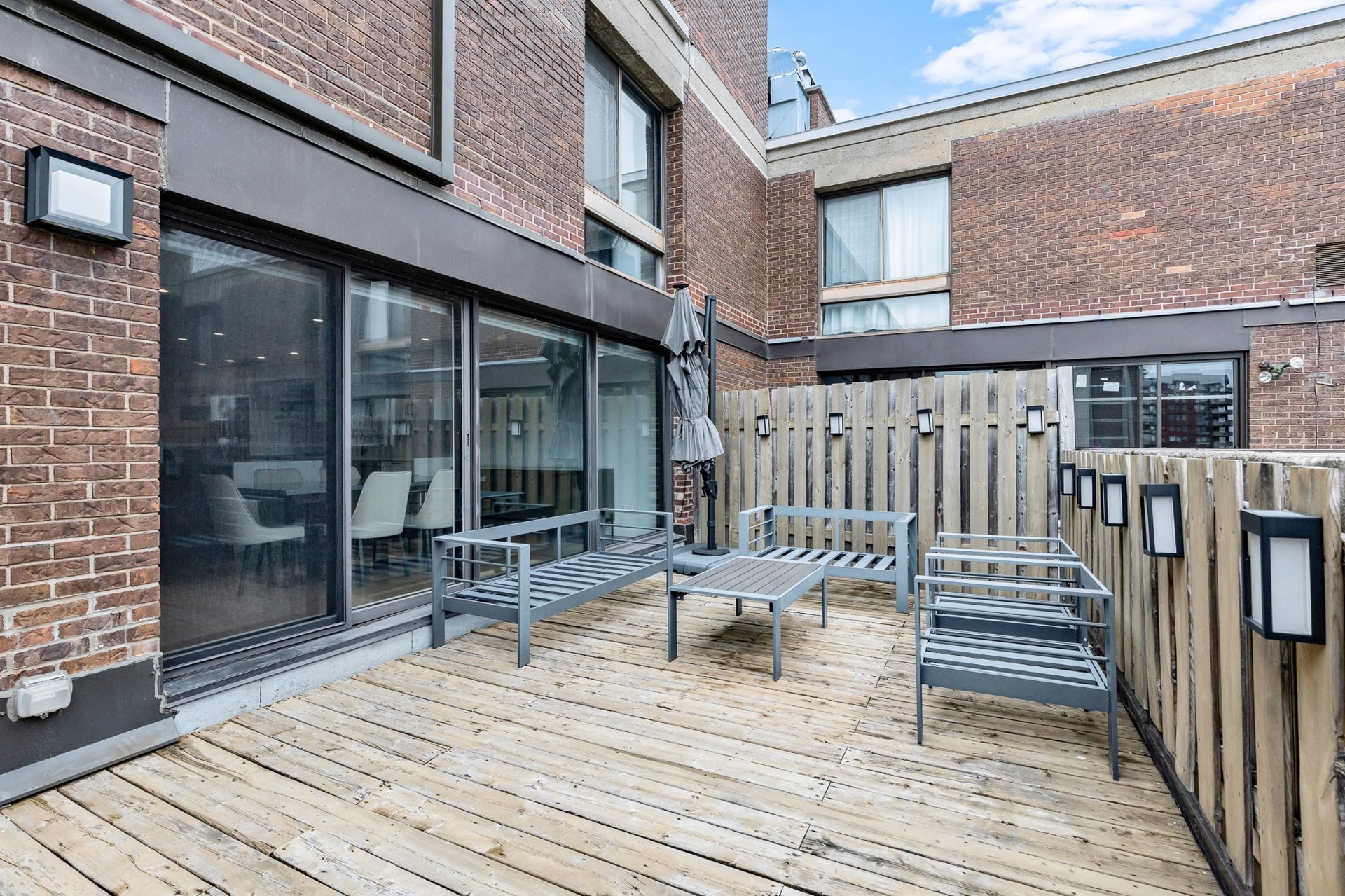 









5790


Av. Rembrandt

, PH4,
Côte-Saint-Luc,




QC
H4W2V2


