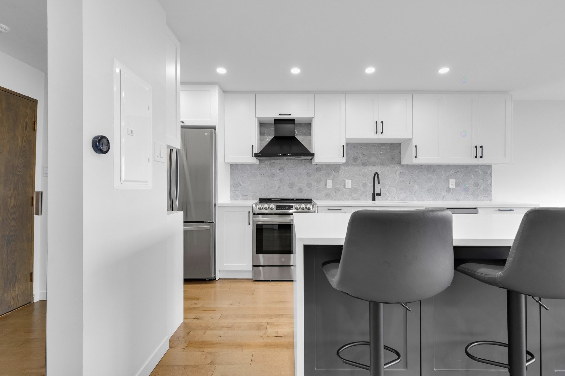 









5790


Av. Rembrandt

, PH4,
Côte-Saint-Luc,




QC
H4W2V2

