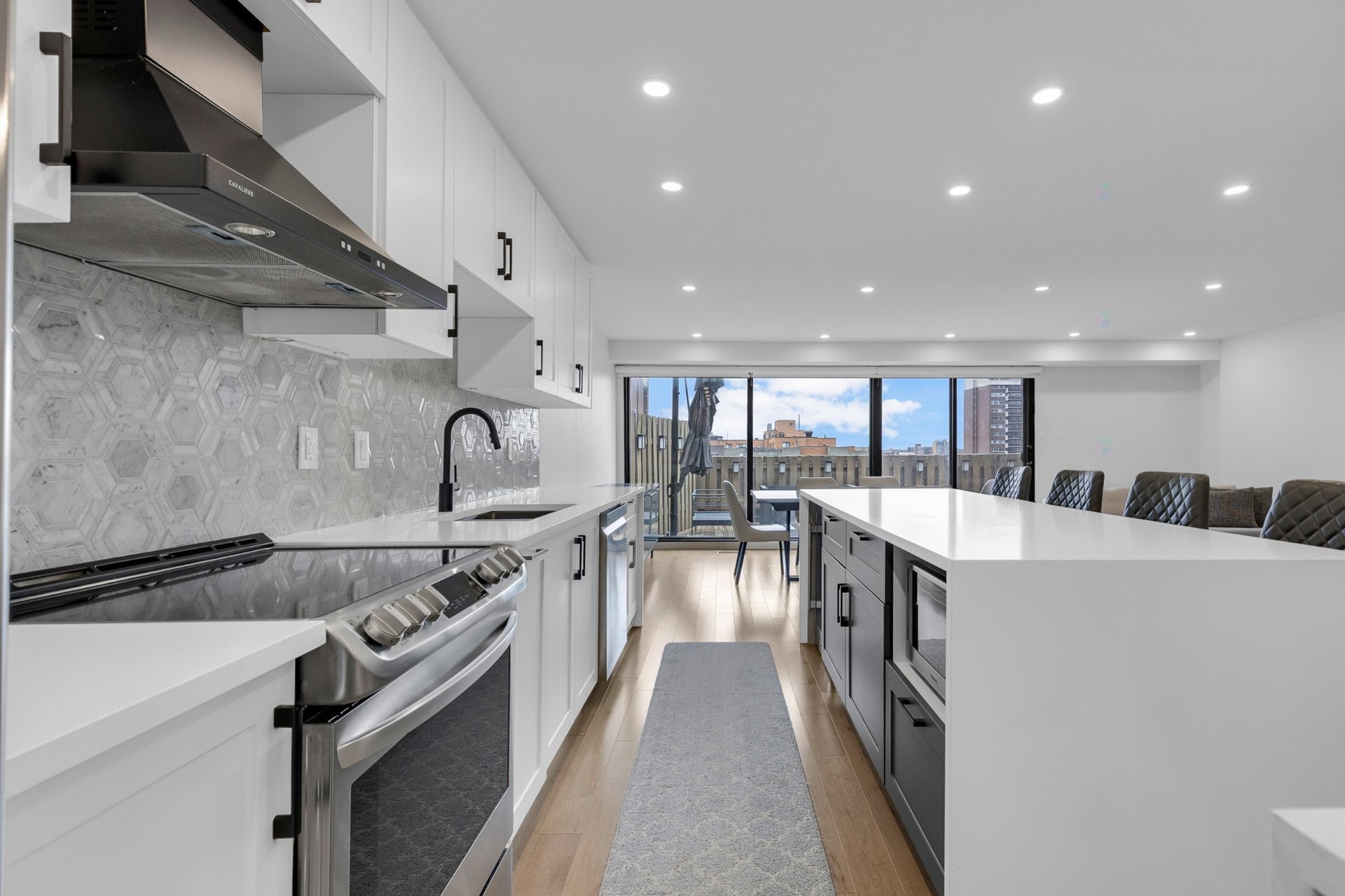 









5790


Av. Rembrandt

, PH4,
Côte-Saint-Luc,




QC
H4W2V2

