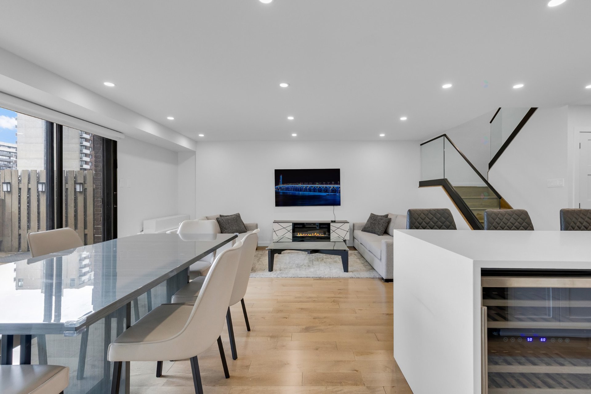 









5790


Av. Rembrandt

, PH4,
Côte-Saint-Luc,




QC
H4W2V2

