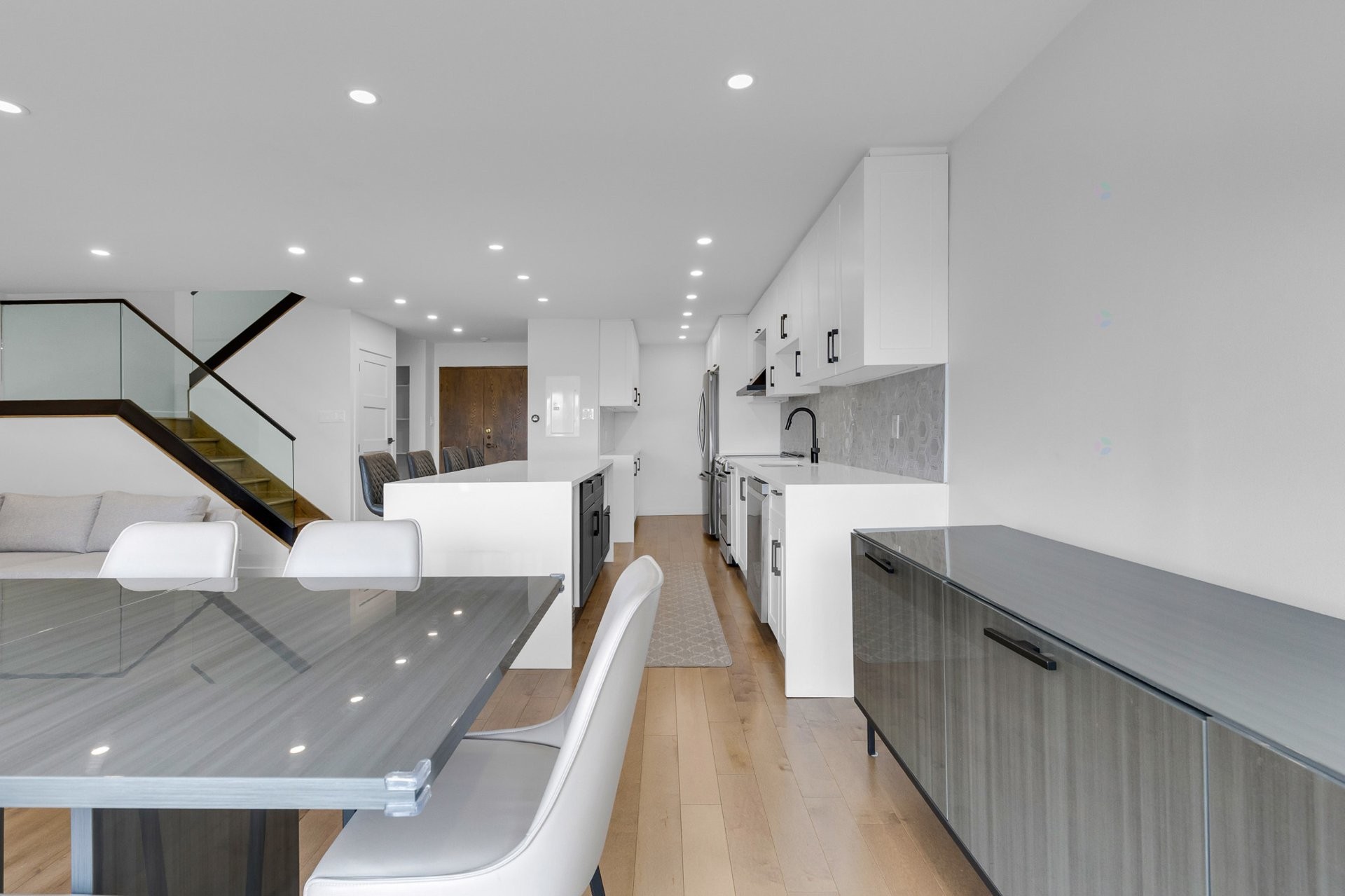 









5790


Av. Rembrandt

, PH4,
Côte-Saint-Luc,




QC
H4W2V2


