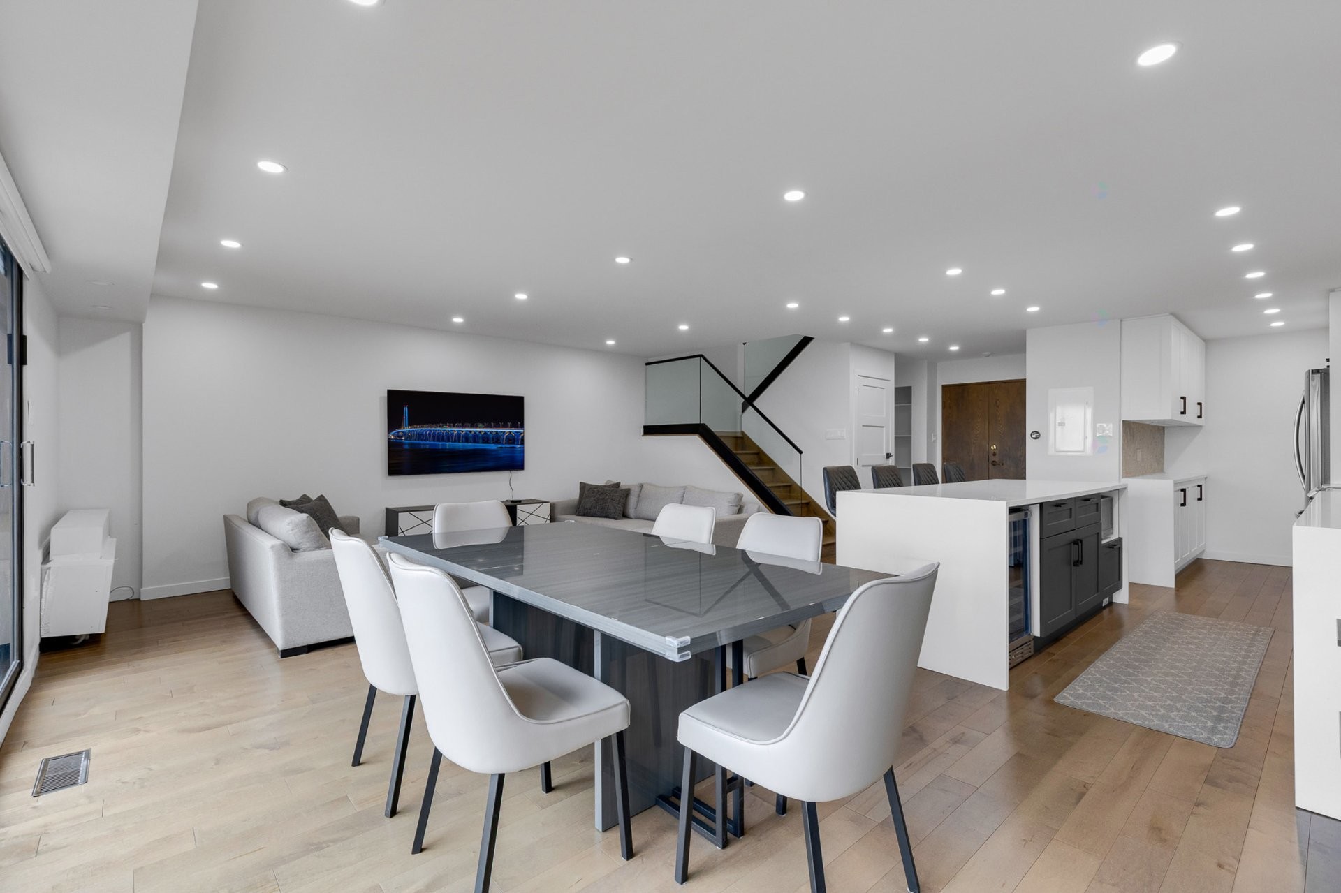 









5790


Av. Rembrandt

, PH4,
Côte-Saint-Luc,




QC
H4W2V2

