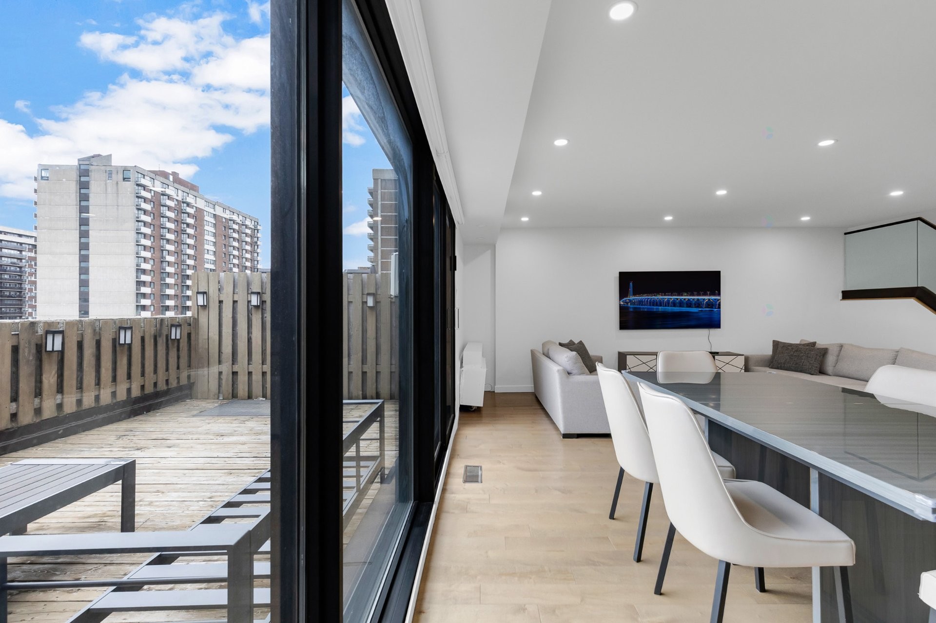 









5790


Av. Rembrandt

, PH4,
Côte-Saint-Luc,




QC
H4W2V2

