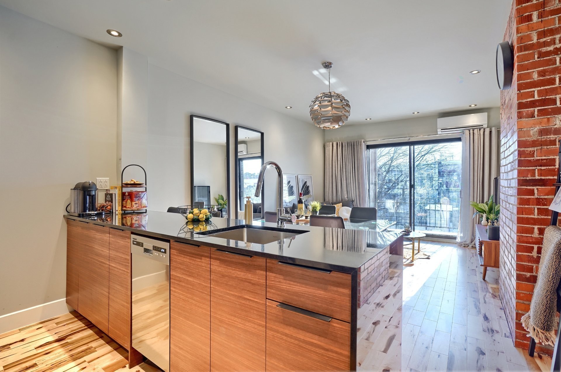 









6322


Av. des Érables

, 1,
Montréal (Rosemont/La Petite-Patrie),




QC
H2G2M8


