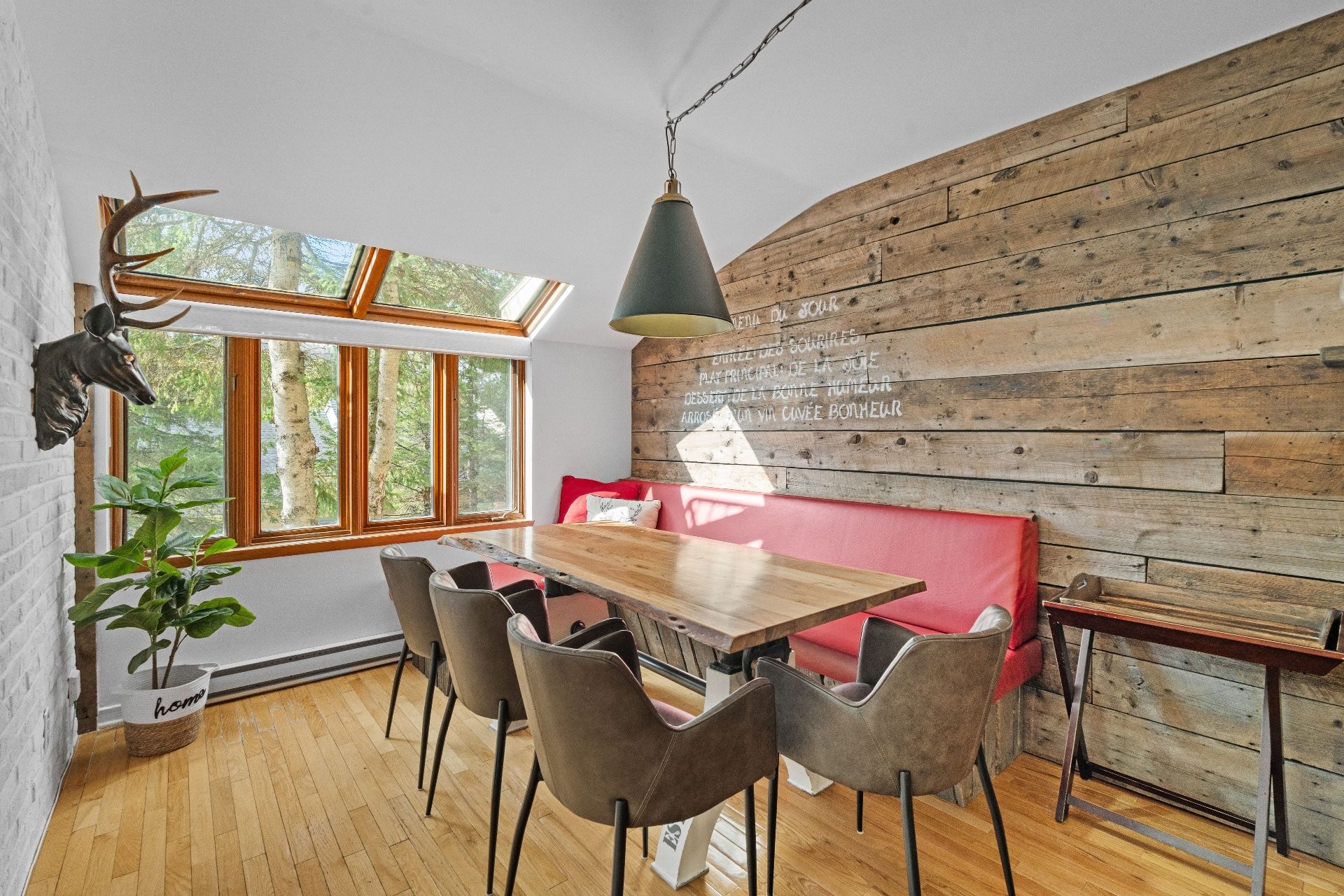









782


Rue Principale

, 146,
Saint-Sauveur,




QC
J0R1R2

