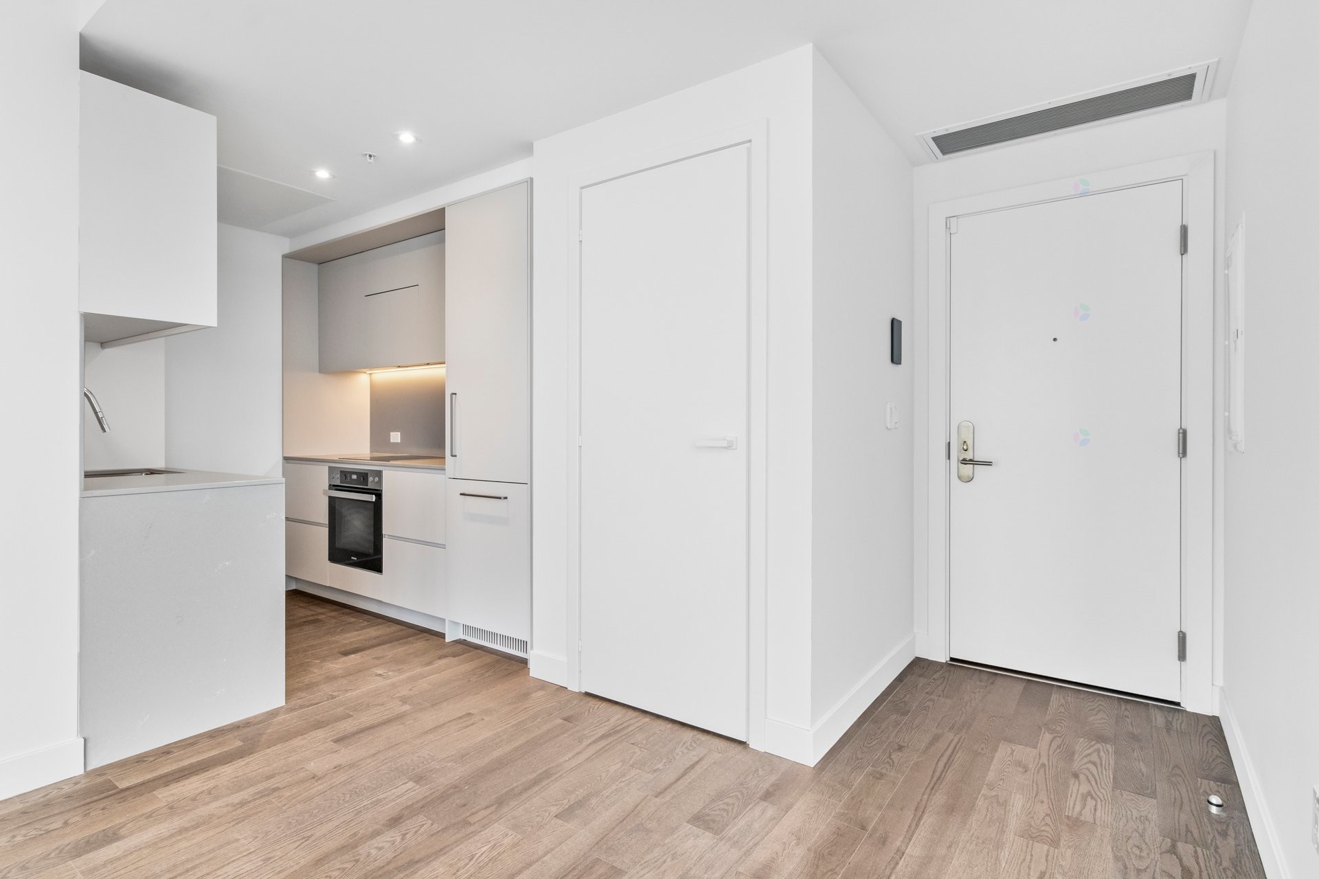 









1205


Rue du Square-Phillips

, 2816,
Montréal (Ville-Marie),




QC
H3B3H3

