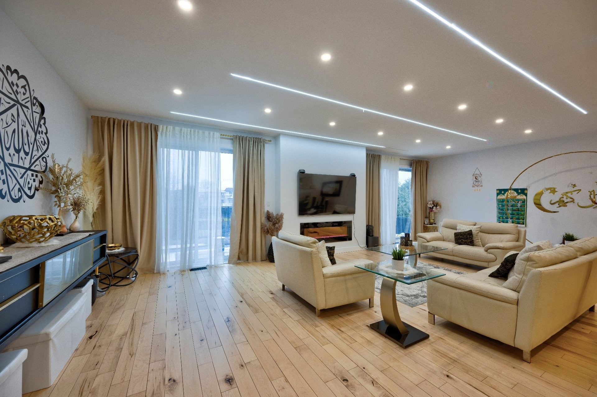 









2B


Tsse Chatel

,
Laval (Sainte-Rose),




QC
H7L3A5


