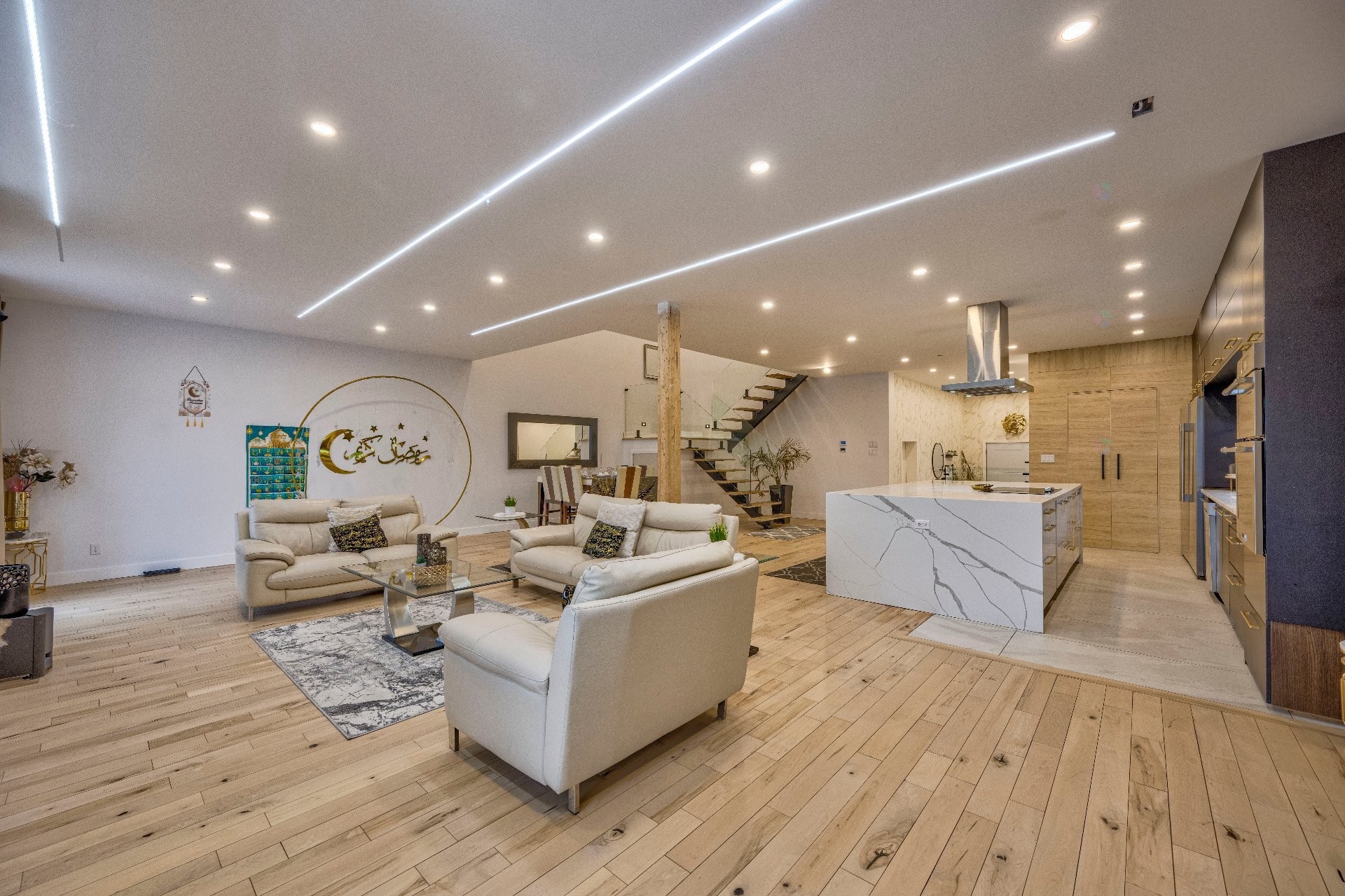 









2B


Tsse Chatel

,
Laval (Sainte-Rose),




QC
H7L3A5


